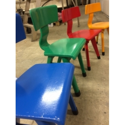 Vintage schoolstoeltjes met vrolijke kleuren